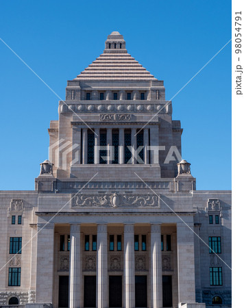 快晴の空と国会議事堂 正面 快晴の空と国会議事堂 正面 98054791