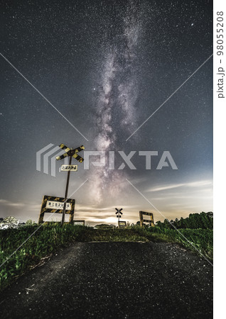 踏切と夏の天の川 踏切と夏の天の川 98055208