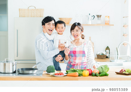キッチンの若い家族　 98055389