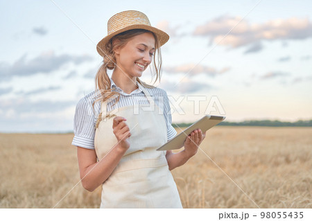 Woman farmer 98055435