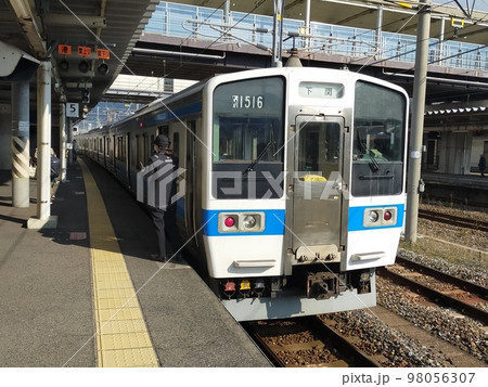 門司駅に到着する415系電車 門司駅に到着する415系電車 98056307