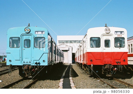 車両基地で並ぶ関東鉄道キハ350形（キハ3518とキハ354） 98056330