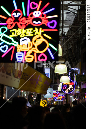 鶴橋の商店街のネオン看板3 98056518
