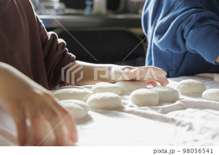 餅を丸める手元 98056541