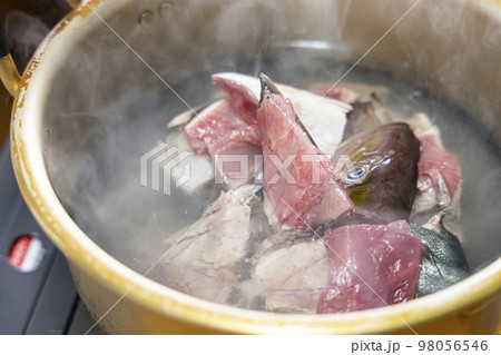 魚のあらを煮る鍋 98056546