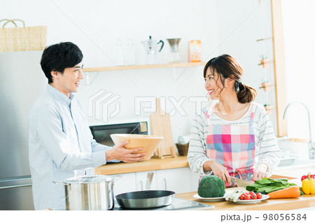 キッチンの若い夫婦 98056584