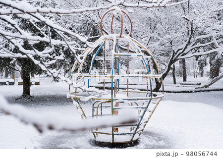 雪国の学校の校庭にある遊具は雪をかぶって真っ白。静寂な世界 98056744