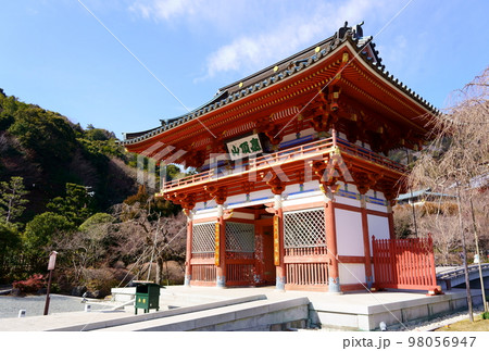 勝尾寺の山門(大阪府箕面市) 勝尾寺の山門(大阪府箕面市) 98056947