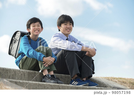 小学生と中学生の男の兄弟 98057198