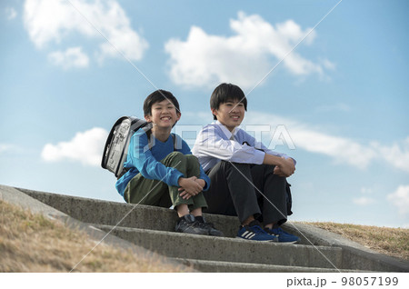 小学生と中学生の男の兄弟 98057199