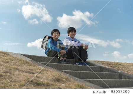 小学生と中学生の男の兄弟 98057200