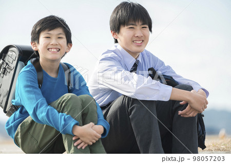 小学生と中学生の男の兄弟 小学生と中学生の男の兄弟 98057203