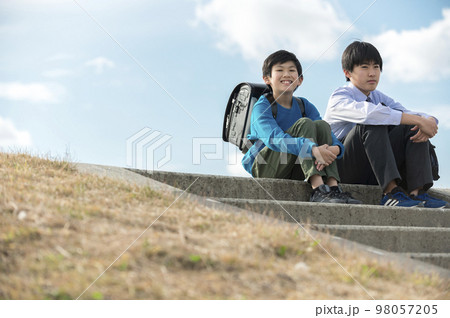小学生と中学生の男の兄弟 小学生と中学生の男の兄弟 98057205