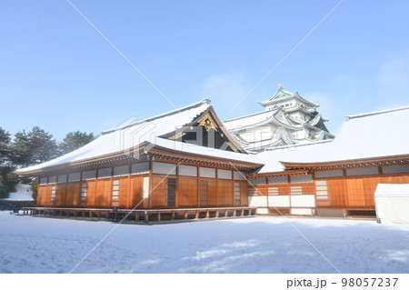 名古屋城の天守と本丸御殿の雪化粧と青空 98057237