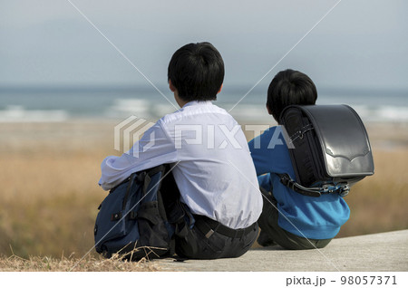 小学生と中学生の男の兄弟 98057371