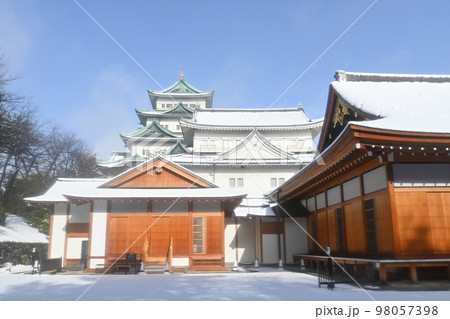 名古屋城の天守と本丸御殿の雪化粧と青空 名古屋城の天守と本丸御殿の雪化粧と青空 98057398