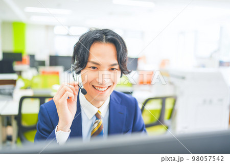 ヘッドセットをつけて営業をするインサイドセールスマン ヘッドセットをつけて営業をするインサイドセールスマン 98057542