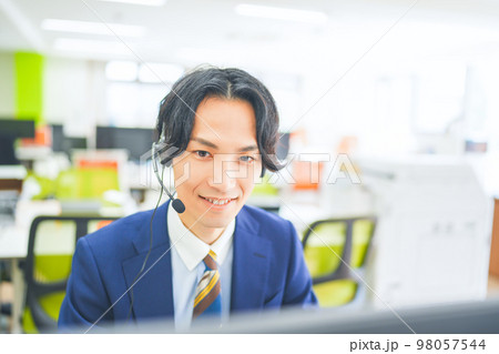 ヘッドセットをつけて営業をするインサイドセールスマン ヘッドセットをつけて営業をするインサイドセールスマン 98057544