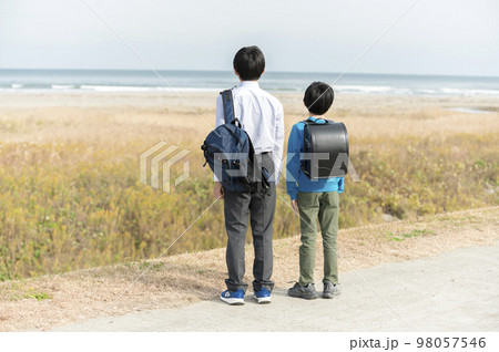海を眺める小学生と中学生の兄弟 海を眺める小学生と中学生の兄弟 98057546