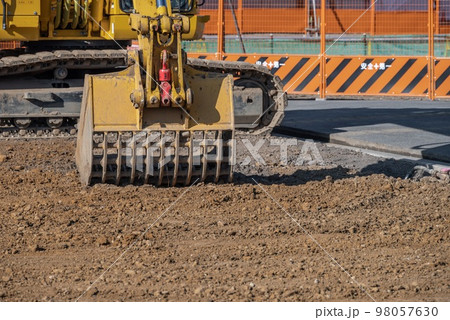ガラ出しをする重機のスケルトンバケット ガラ出しをする重機のスケルトンバケット 98057630