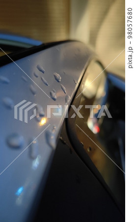 雨に濡れた車のドア2 98057680