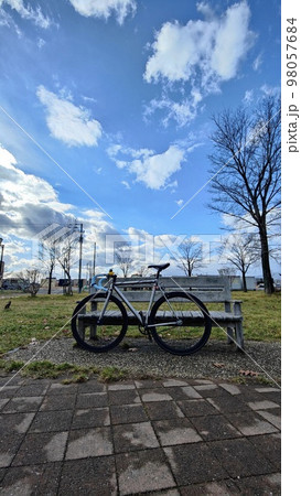 青空と自転車 98057684