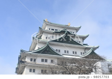 名古屋城天守閣の雪化粧と晴天 98057703