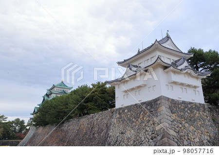 櫓越しにみる天守閣(西南隅櫓、名古屋城 愛知県 名古屋市) 櫓越しにみる天守閣(西南隅櫓、名古屋城 愛知県 名古屋市) 98057716