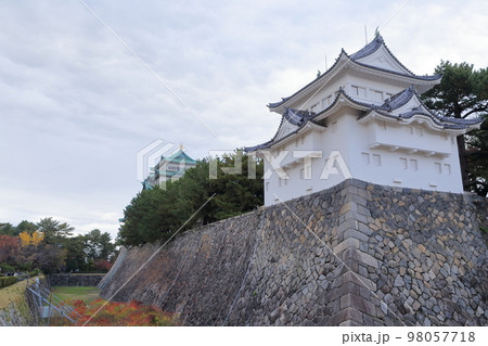 櫓越しにみる天守閣（西南隅櫓、名古屋城　愛知県 名古屋市） 98057718