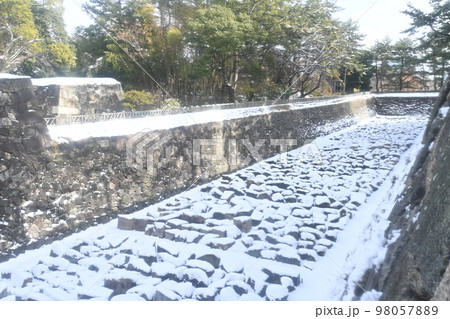 名古屋城の不明門付近の内堀の積雪 98057889