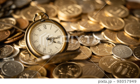 懐中時計と硬貨　時は金なり 98057949