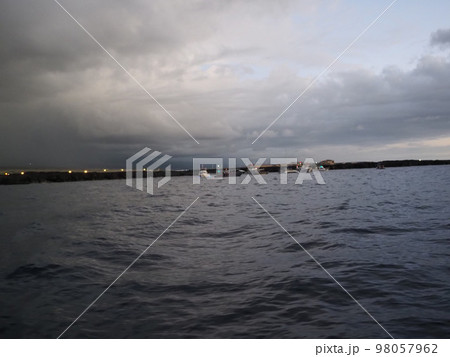 ハワイ島の夕暮れと広大な海 ハワイ島の夕暮れと広大な海 98057962
