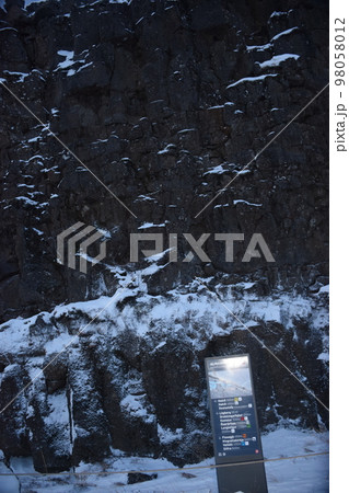 【アイスランド】冬の夕暮れのシンクヴェトリル国立公園 プレートの裂け目　アルマンギャウと案内 98058012