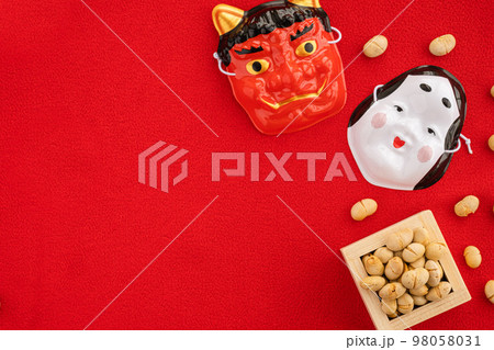 節分のイメージと赤背景 98058031
