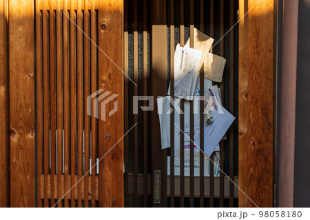 空き家に溜まった手紙 98058180