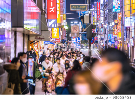 日本の横浜都市景観 成人の日…横浜駅前には多くの人出…全国入院中や療養中70万超に…＝1月9日 98058453
