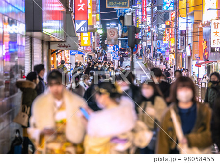 日本の横浜都市景観 成人の日…横浜駅前には多くの人出…全国入院中や療養中70万超に…＝1月9日 98058455