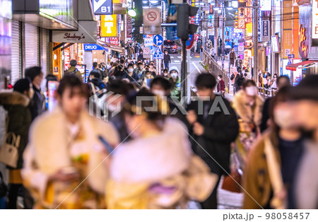 日本の横浜都市景観 成人の日…横浜駅前には多くの人出…全国入院中や療養中70万超に…＝1月9日 98058457