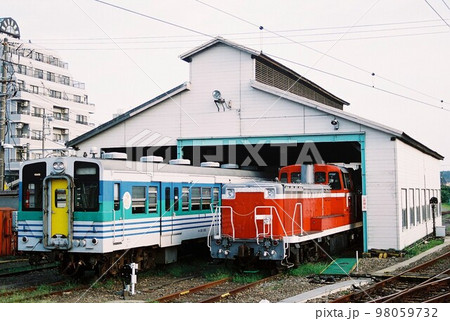 車両基地に停車する久留里線のキハ30形とDE10形ディーゼル機関車 車両基地に停車する久留里線のキハ30形とDE10形ディーゼル機関車 98059732