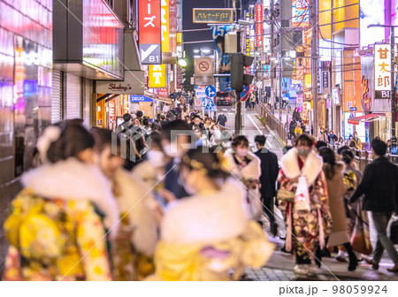 日本の横浜都市景観成人の日…横浜駅前には多くの人出…全国入院中や療養中70万超に…＝1月9日 98059924