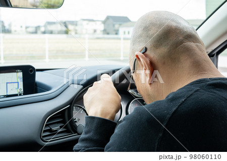 車の運転席で落ち込む男性 98060110
