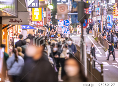 日本の横浜都市景観 成人の日…横浜駅前には多くの人出…全国入院中や療養中70万超に…＝1月9日 98060127