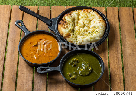 典型的なインドカレー　Typical Indian curry set 98060741
