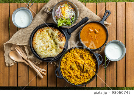 典型的なインドカレー　Typical Indian curry set 98060745