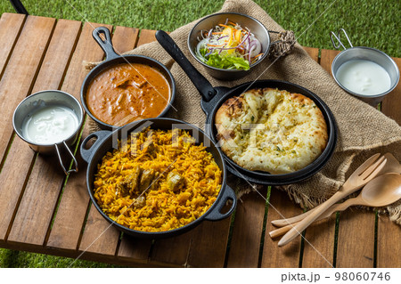 典型的なインドカレー　Typical Indian curry set 98060746