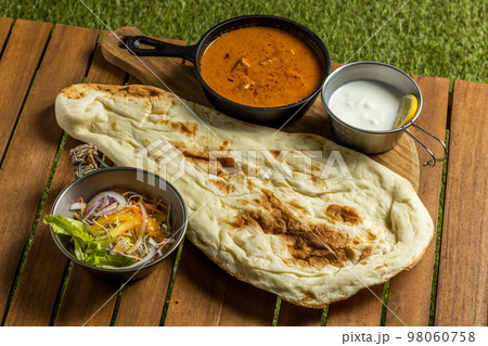 典型的なインドカレー　Typical Indian curry set 98060758