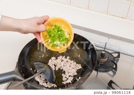 【マーボー茄子を作る　炒め上がったひき肉に青葱を入れる】 98061118