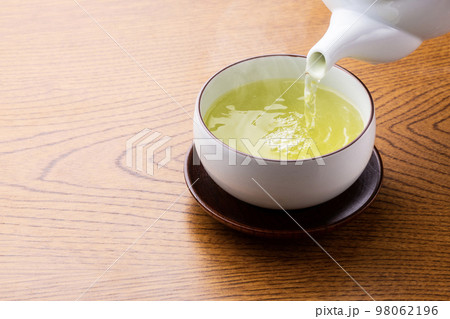 お茶を注ぐ 98062196