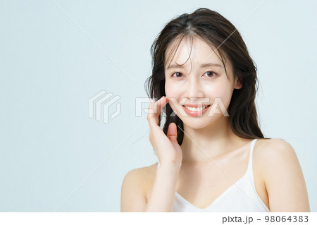 肌ツヤの良い若い女性の美容イメージ  98064383