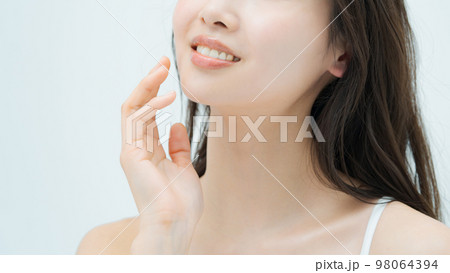 しっとり肌の女性の美容イメージ  98064394